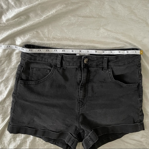 ❤️‍🔥3/$22❤️‍🔥 H&M high rise faded black / dark grey jean shorts - Picture 5 of 7
